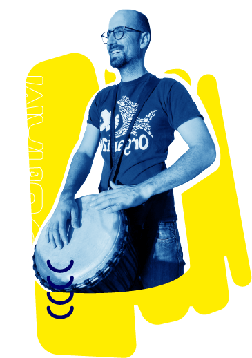 photo guitam jouant du djembé